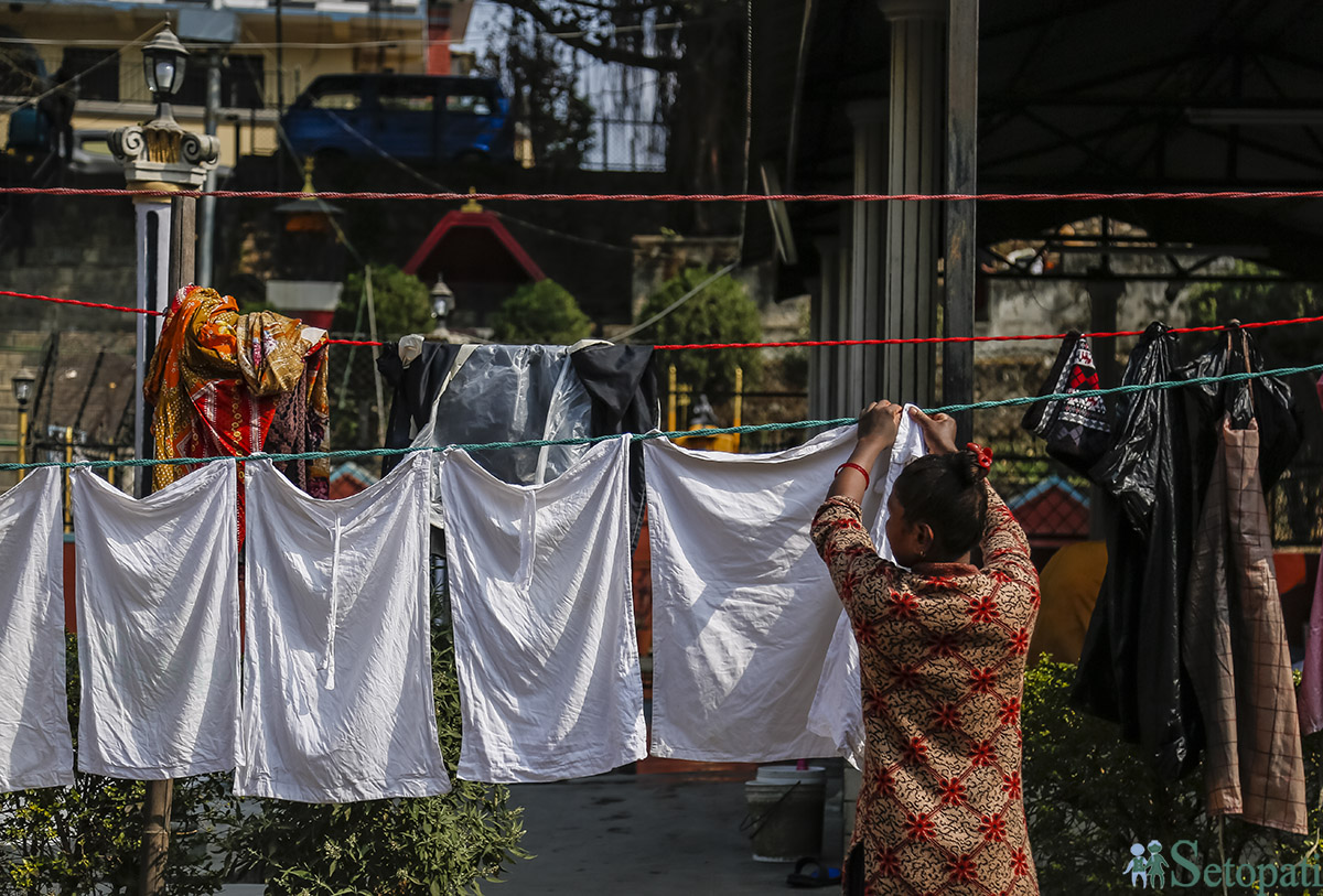 ललितपुरको धोबीघाटमा कपडा धुँदै धोबी समुदायका सदस्य। तस्बिर: नवीनबाबु गुरूङ/सेतोपाटी